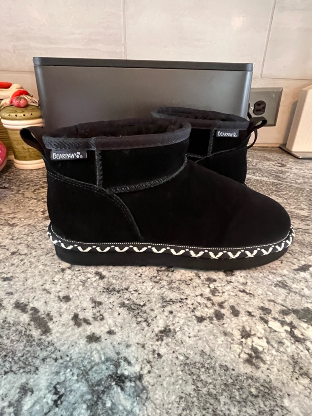 BEARPAW Women's Super Shorty Deco boots in black suede Sz 6 New